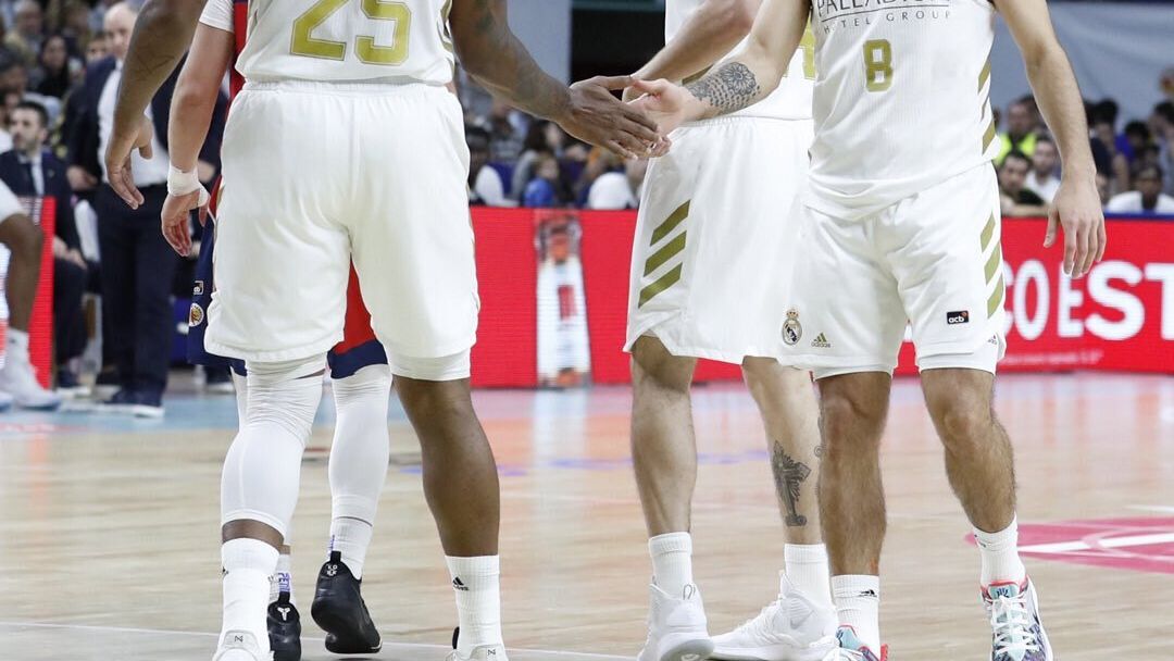 Mickey, Laprovittola y Deck, durante el partido de Liga Endesa entre Real Madrid y BAXI Manresa