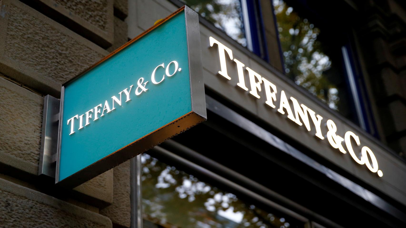 El cartel de una joyería Tiffany & Co en una imagen de archivo.