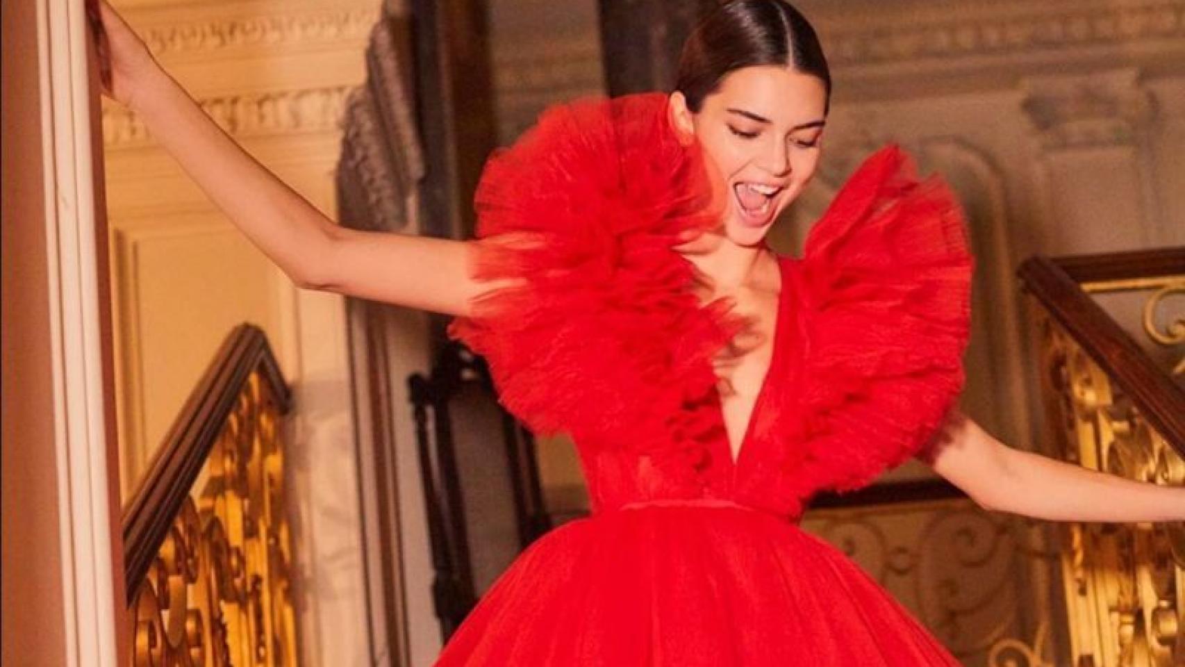 Kendall Jenner vestida de Giambattista Valli para H&M.