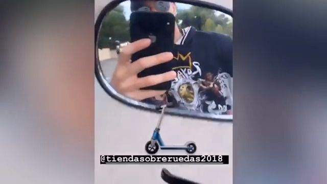 La imprudencia de Arthur Melo encima de un patinete eléctrico