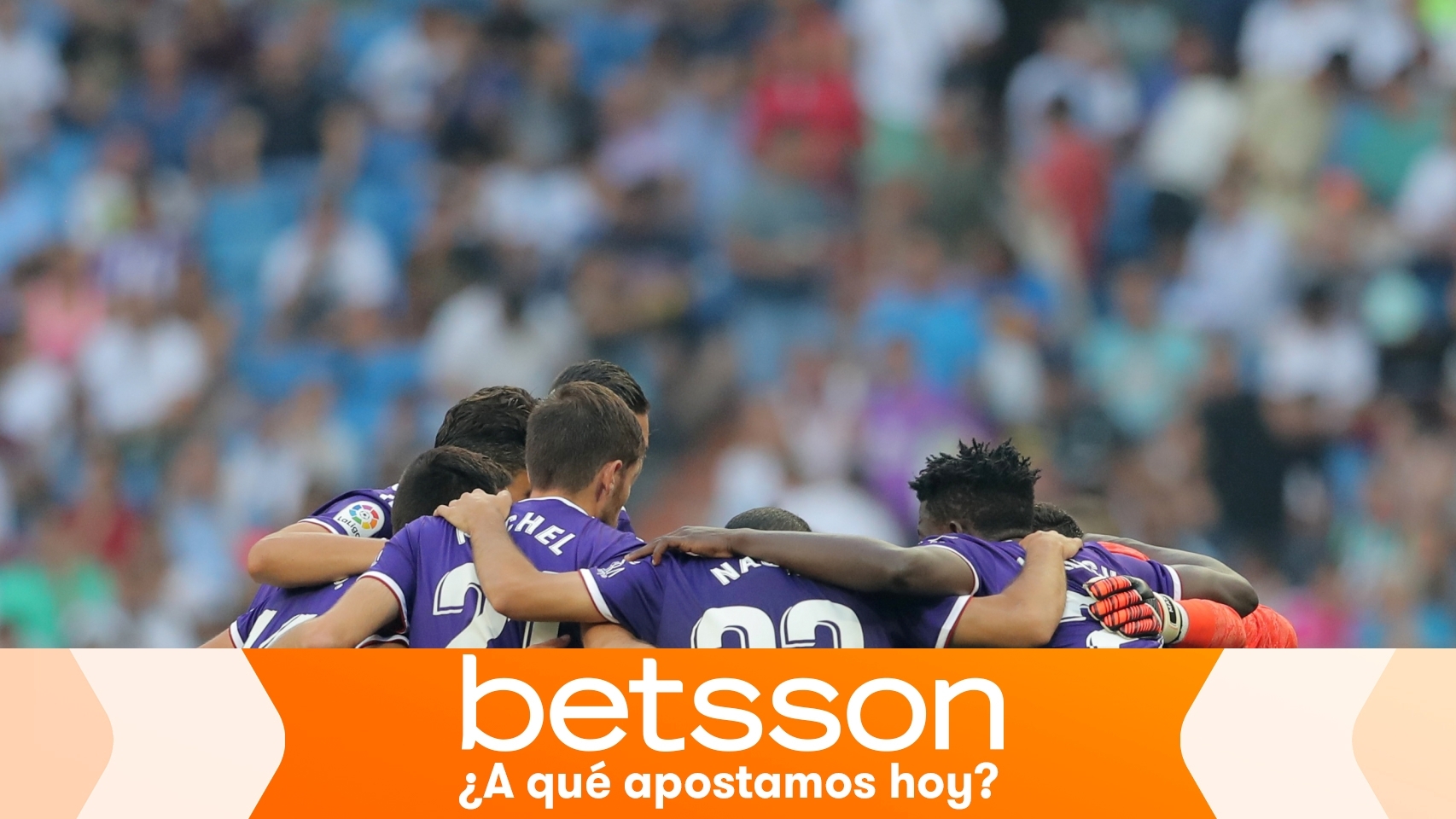 Piña de los jugadores del Valladolid