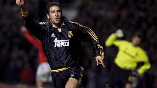 Raúl González celebra un gol en la Champions League como jugador del Real Madrid.