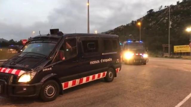 Furgones de los Mossos llegan a La Junquera este lunes a primera hora