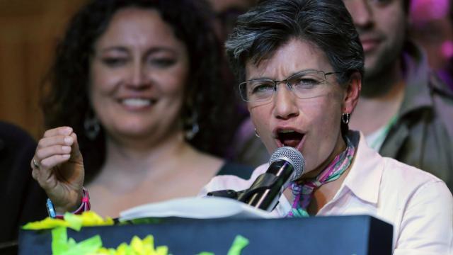 Claudia López, la nueva alcaldesa de Bogotá, celebrando su victoria.