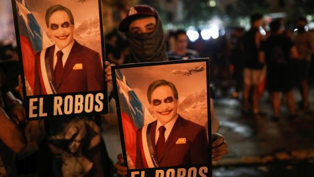 Un manifestante con una pancarta del 'presidente Joker'