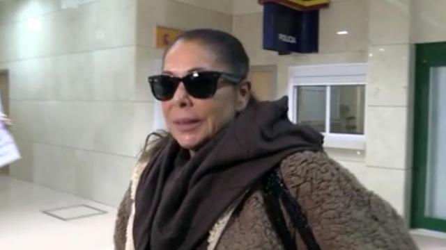 Isabel Pantoja, a su llegada al aeropuerto de Jerez este lunes por la noche.