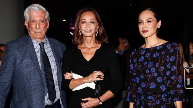 Tamara Falcó junto a su madre, Isabel Preysler, y Mario Vargas Llosa.