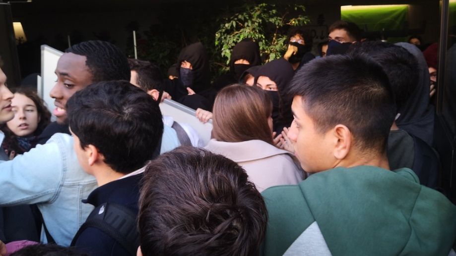 Imagen del enfrentamiento en el campus de la Ciutadella de la Pompeu Fabra. Foto: @jmorenocusac