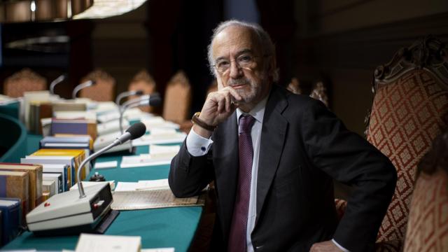Santiago Muñoz Machado, en su sillón de director en el Salón de plenos de la Academia de la Lengua.