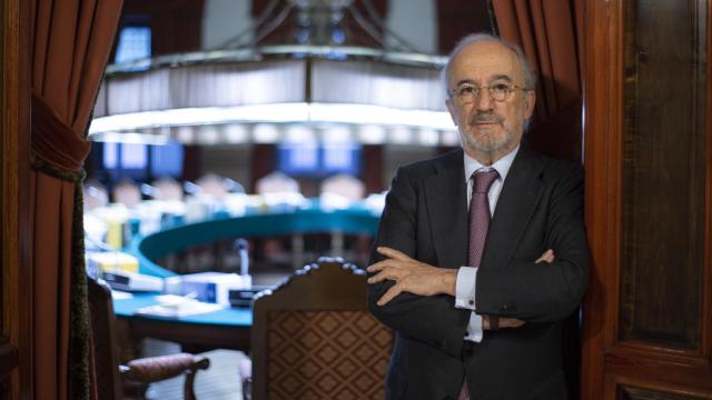 Santiago Muñoz Machado a la entrada del Salón de plenos de la RAE.