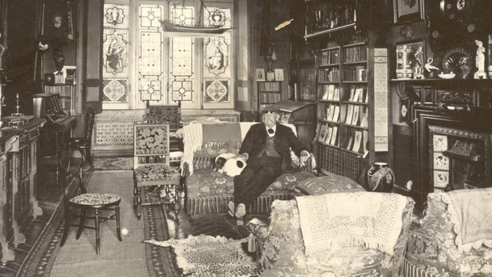 Galdós en el salón de su villa San Quintín