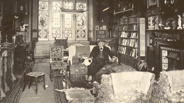 Galdós en el salón de su villa San Quintín