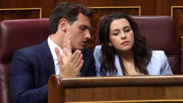 Rivera y Arrimadas conversan en el Congreso de los Diputados.