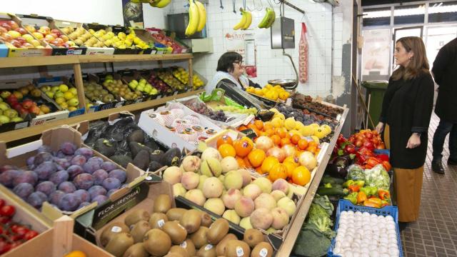 Inés Rey hablando con Maruja en la única frutería que queda en el mercado