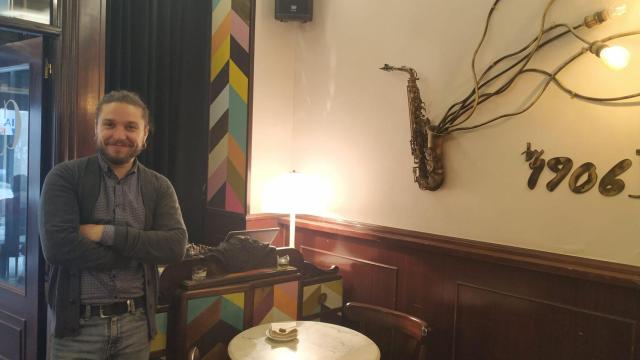 Xulio Vázquez, propietario del café Universal.