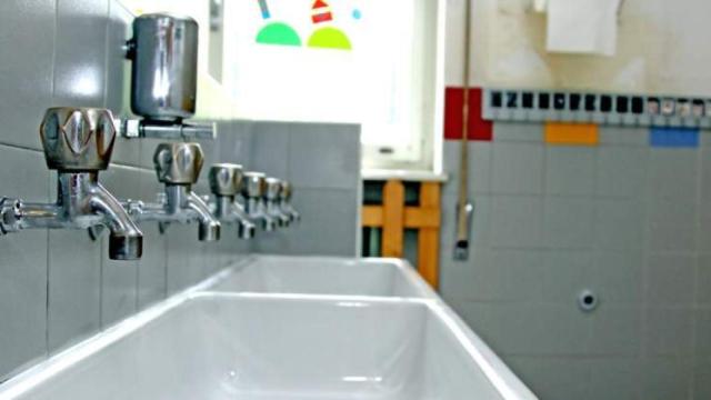 Los hechos ocurrieron en el baño del instituto cuando la joven entró a orinar.