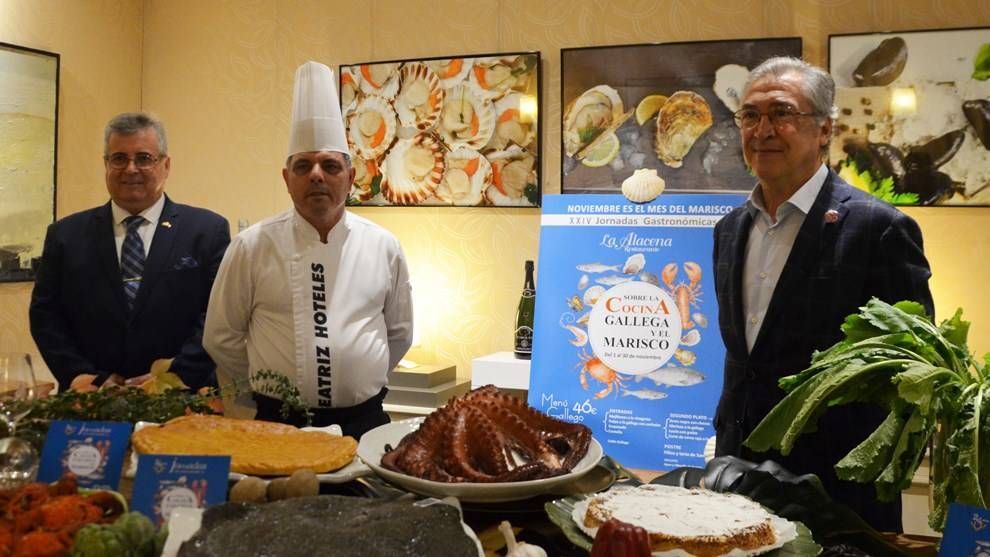 Justino Pérez (d), propietario del Hotel Beatriz, ha presentado las Jornadas de la Cocina Gallega a los medios de comunicación, con los que ha compartido una agradable comida