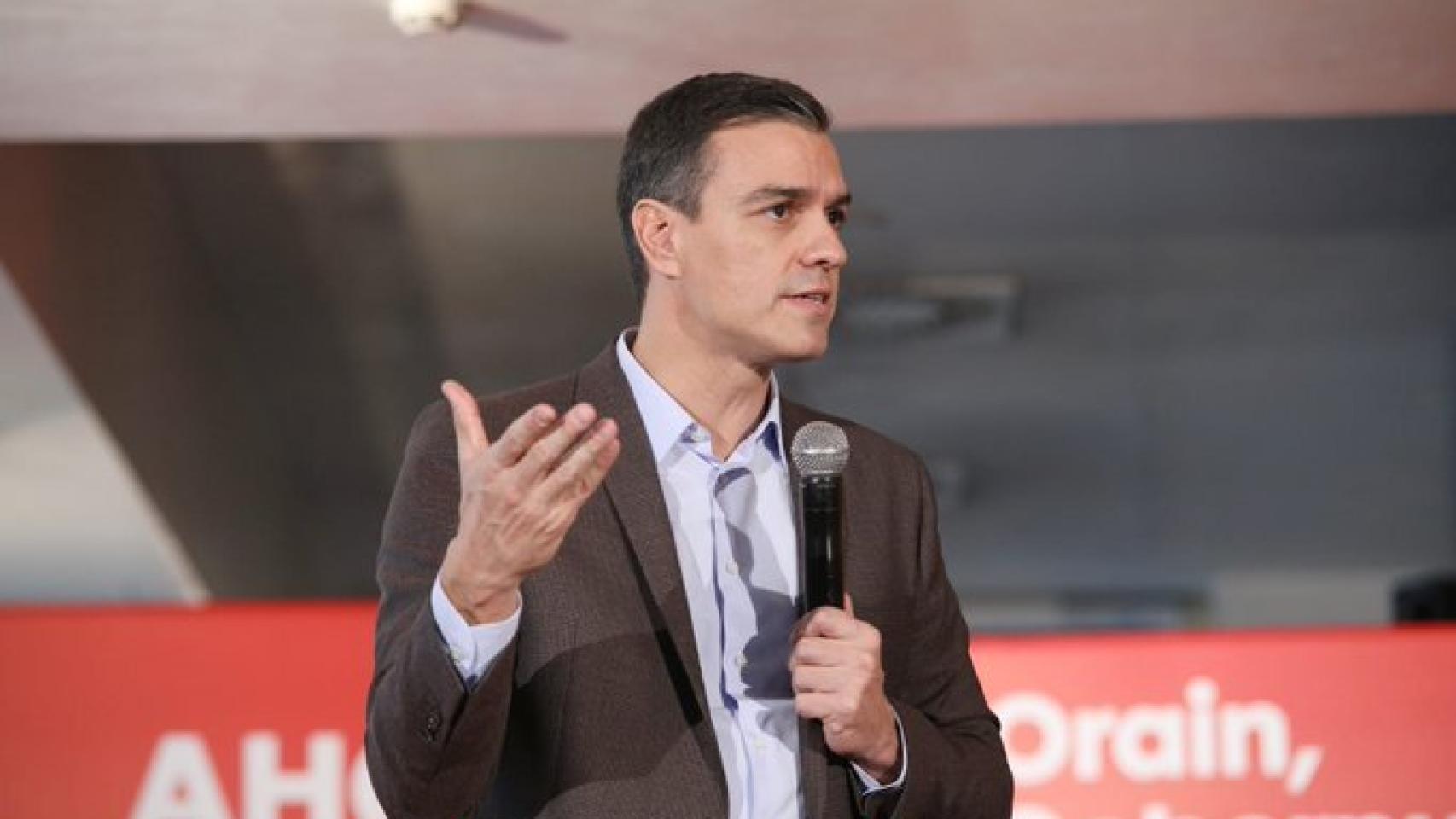 Pedro Sánchez durante su mitin en Vitoria.