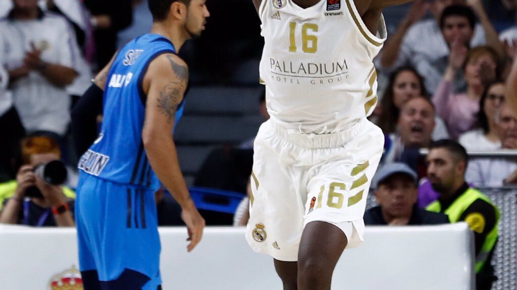 Garuba, celebrando una canasta durante el partido de Euroliga entre el Real Madrid y el ALBA Berlín