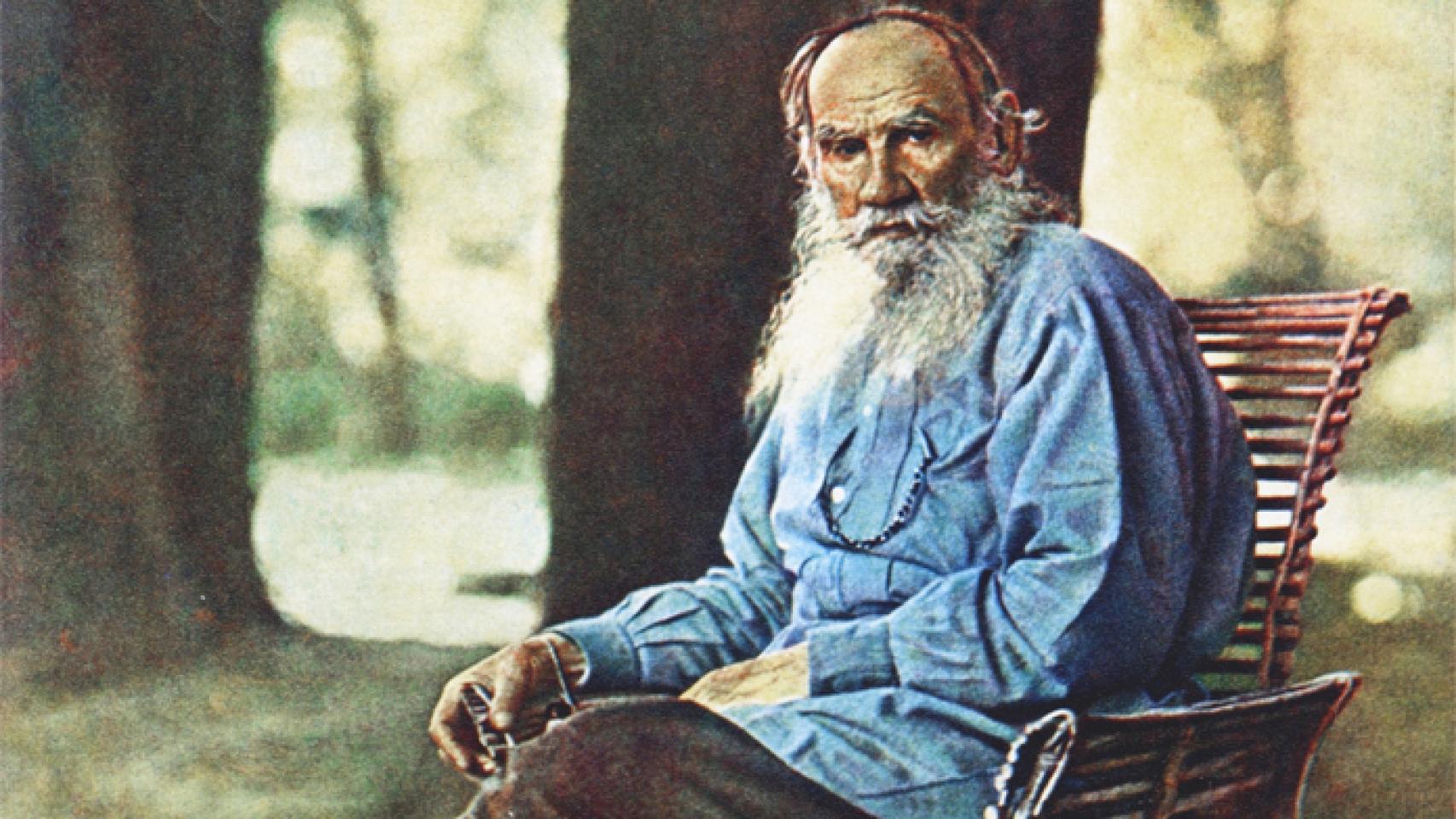 Lev Tolstói fotografiado por Serguéi Prokudin-Gorski en Yásnaia Poliana en 1908 en la primera fotografía en color realizada en Rusia