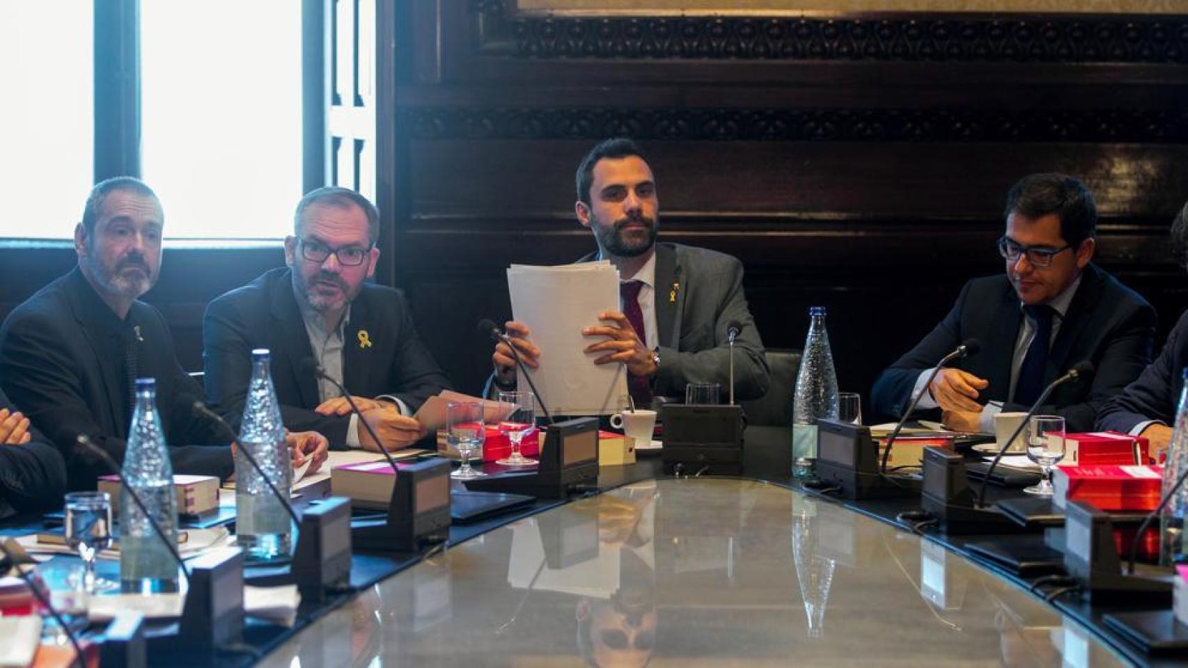 Roger Torrent en una reunión de la Mesa del Parlament.
