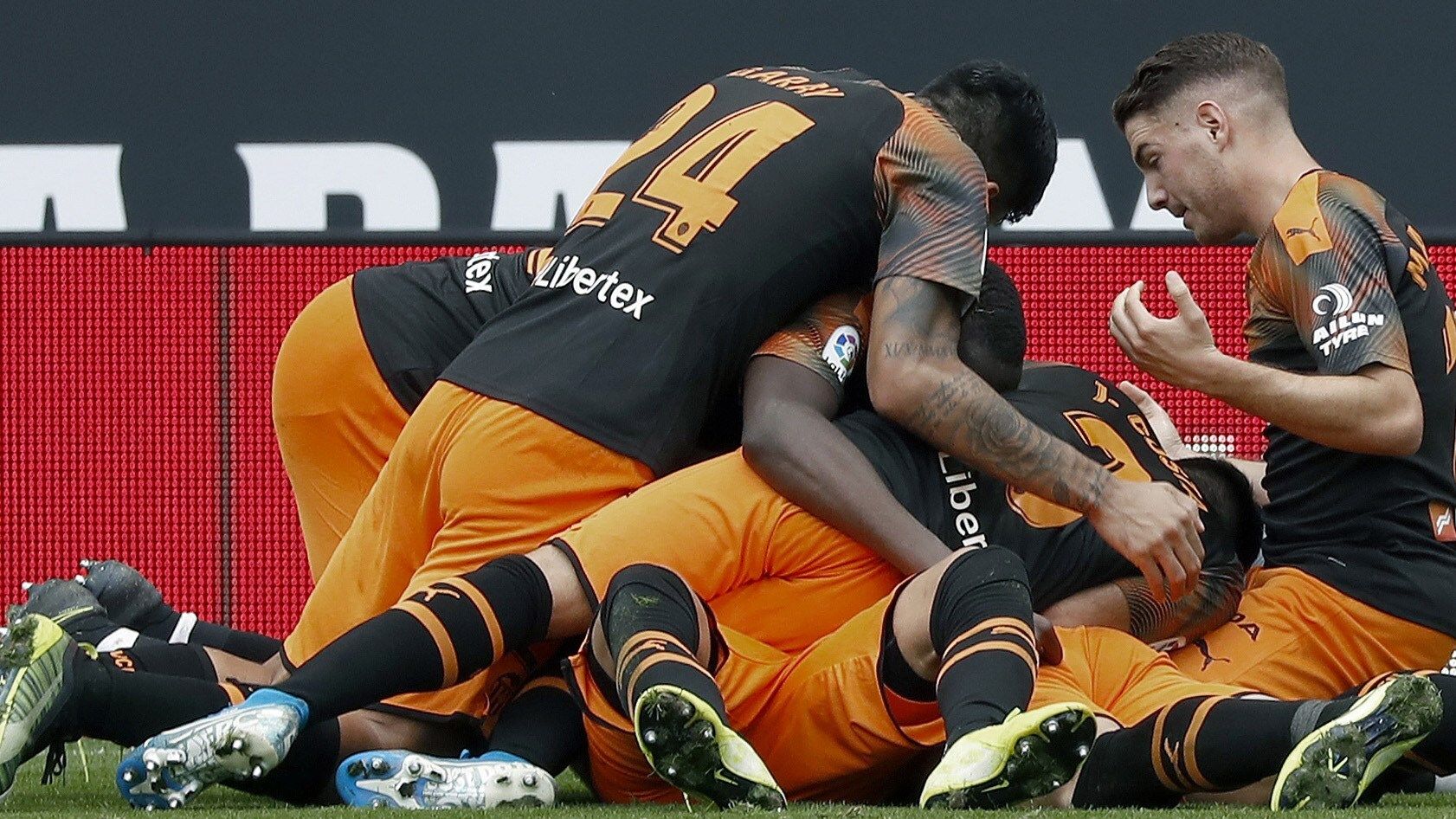 Los jugadores del Valencia celebran el segundo gol del equipo marcado por Maxi Gómez