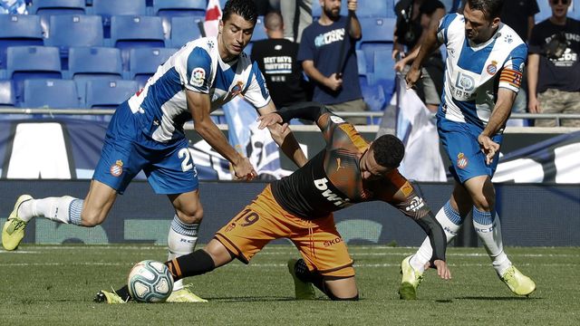 Rodrigo Moreno disputa el balón con Marc Roca y Víctor Sánchez