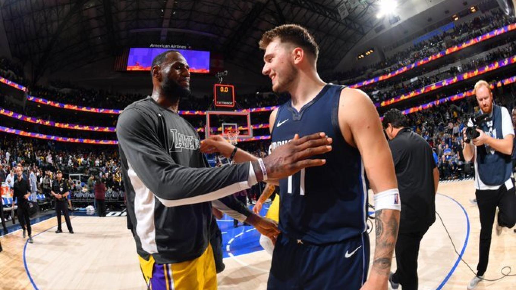 Luka Doncic y LeBron James se saludan al final del encuentro