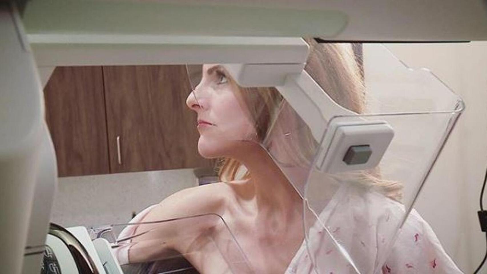 La periodista Ali Meyer haciéndose una mamografía en el hospital.