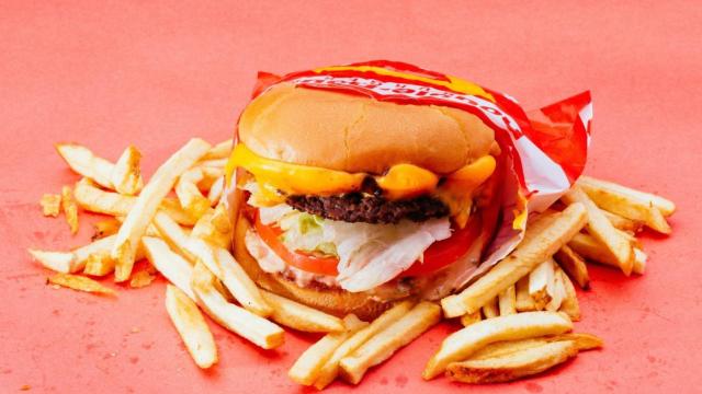 Hamburguesa y patatas fritas de comida rápida: ultraprocesados por definición.