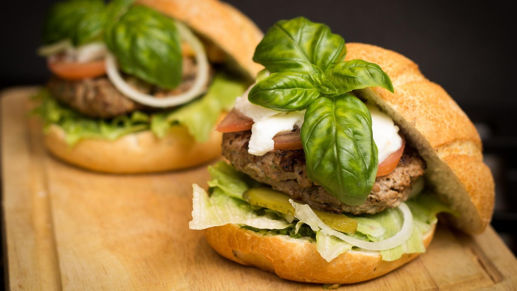 Un par de hamburguesas dispuestas para ser devoradas.