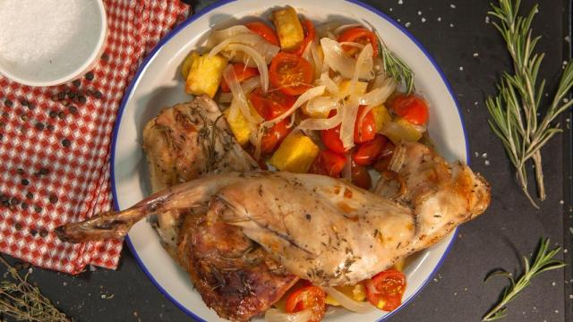 Conejo asado al horno, receta fácil y ligera para días de fiesta