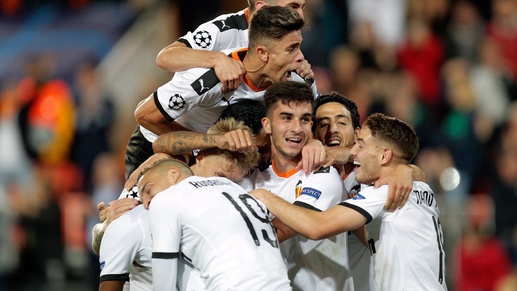 Los jugadores del Valencia celebran uno de los goles del partido ante el Lille