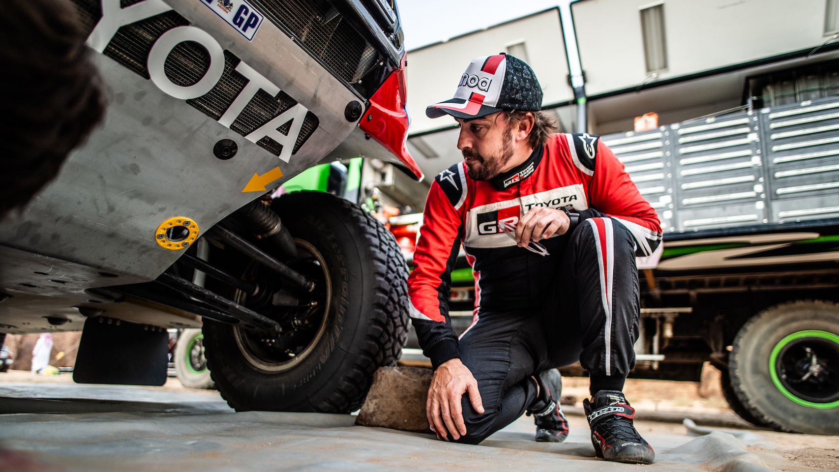 Fernando Alonso, comprobando que todo está en orden en su Toyota