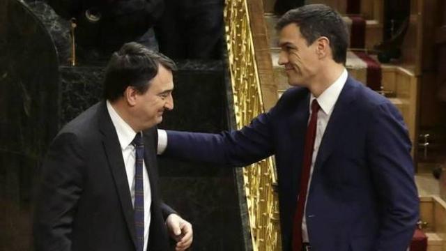 El portavoz del PNV en el COngreo, Aitor Esteban, y Pedro Sánchez.