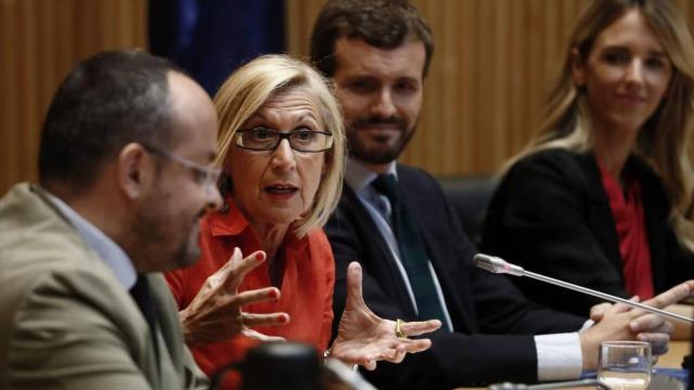 Rosa Díez, entre Alejandro Fernández y Pablo Casado, con Cayetana Álvarez de Toledo al fondo, en el Congreso.