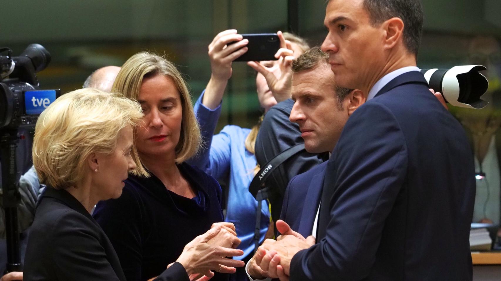 Pedro Sánchez junto a Emmanuel Macron y Ursula von der Leyen durante la última cumbre de la UE