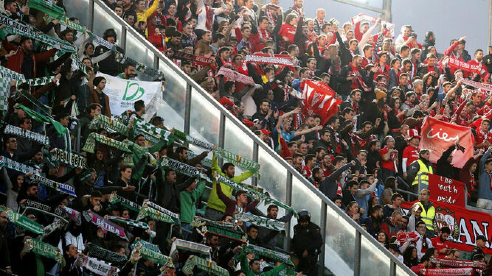 Las aficiones de Sevilla y Betis durante un derbi, en una imagen de archivo.
