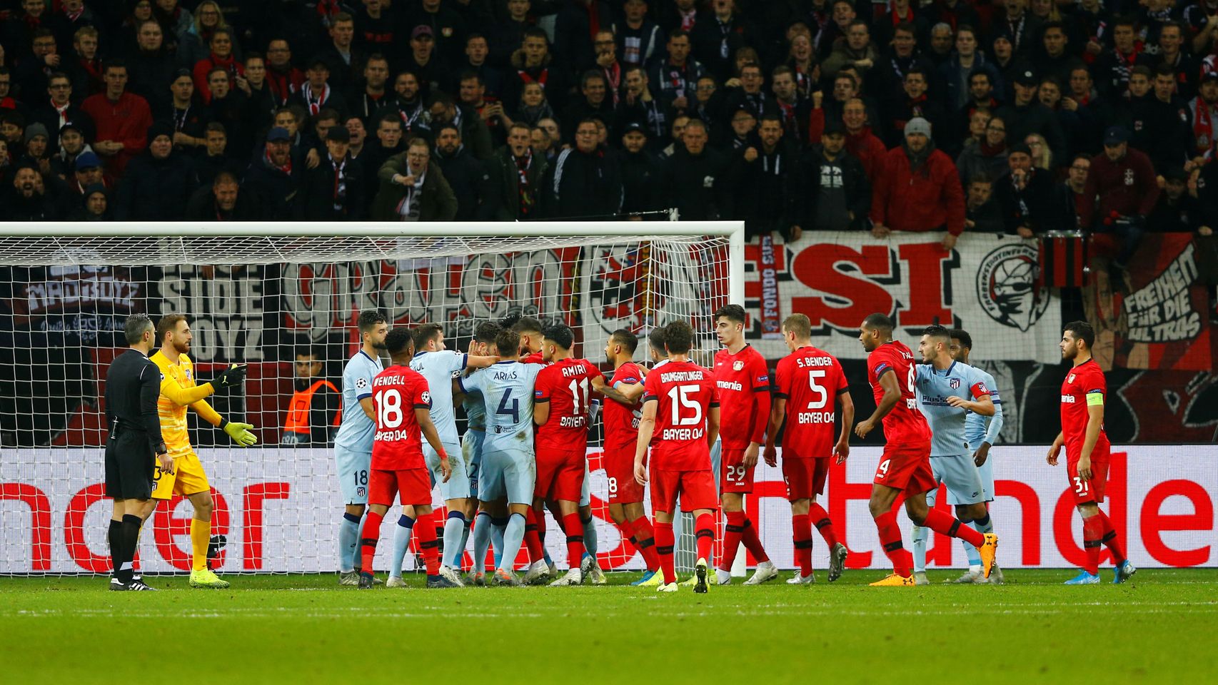 La tangana al final del partido entre el Leverkusen y el Atlético