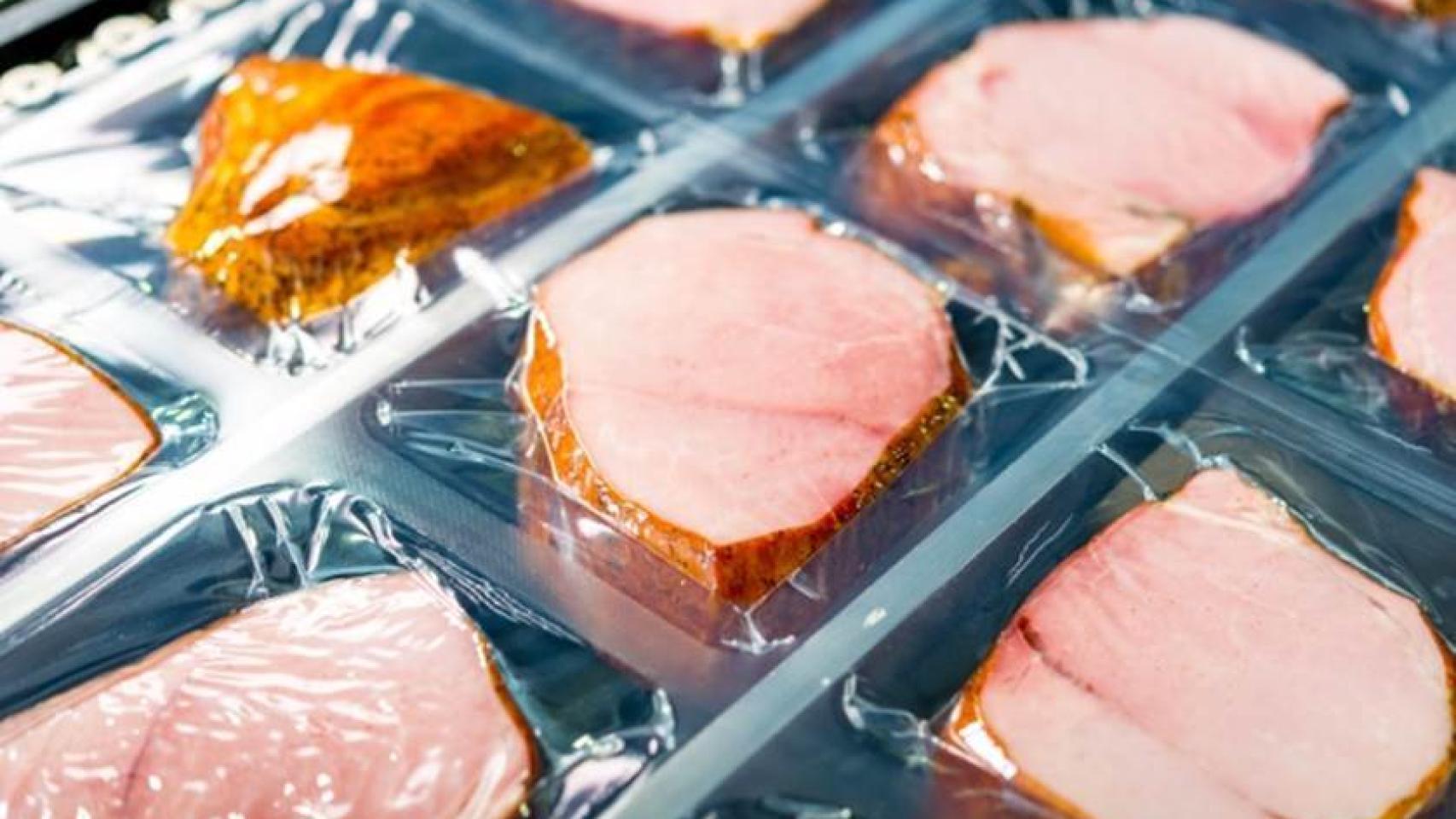 Carne envasada con un envase con el nuevo aditivo.