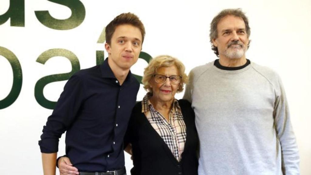 íñigo Errejón junto a Manuela Carmena y Txema Urquijo. (EFE)