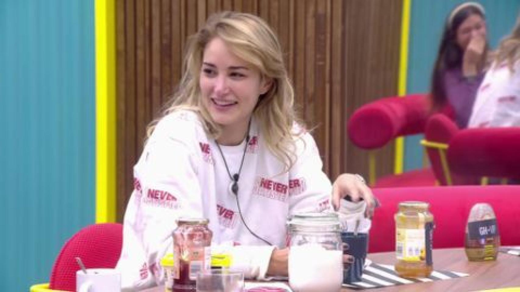 Alba Carrillo desayunando en 'GH VIP', junto a varios productos del supermercado 'low cost'.