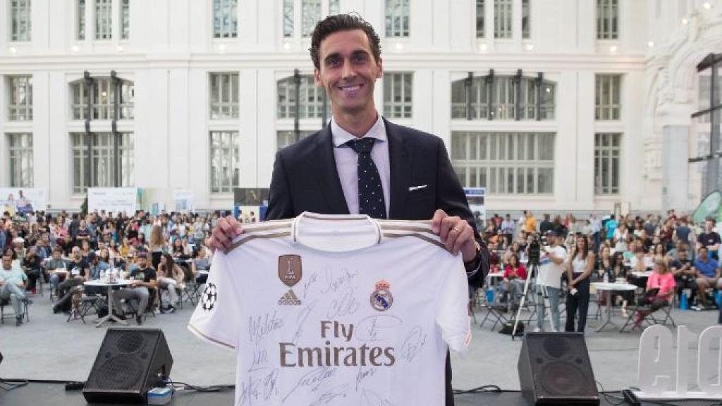 Álvaro Arbeloa posa con la camiseta del Real Madrid.