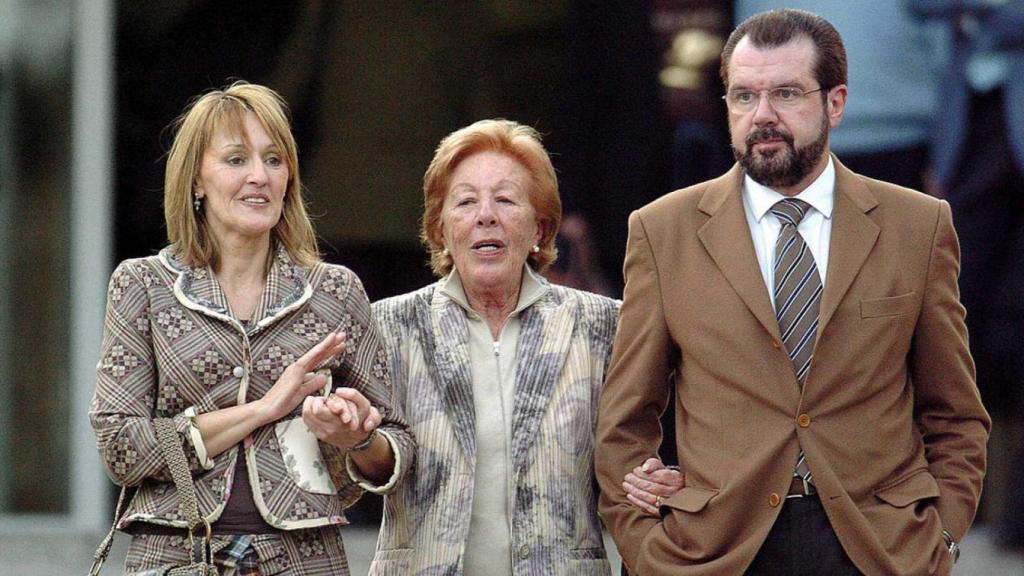Henar Ortiz junto a su madre, Menchu Álvarez del Valle, y su hermano Jesús Ortiz el día que nació la princesa Leonor.