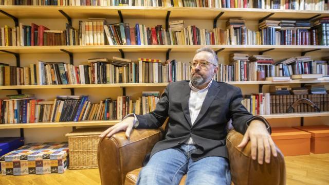 Girauta atiende la entrevista en su despacho-biblioteca.