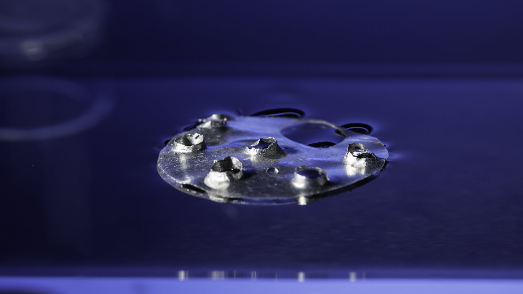 Un barco que no puede ser hundido sería posible con este nuevo metal que flota