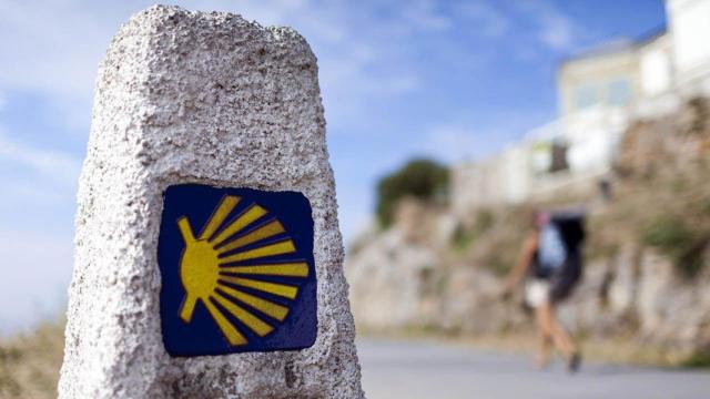 Indicador del Camino de Santiago en Fisterra. https://buhomag.elmundo.es