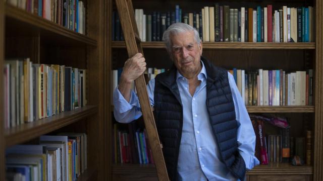 Mario Vargas Llosa, en su despacho-biblioteca en Madrid.