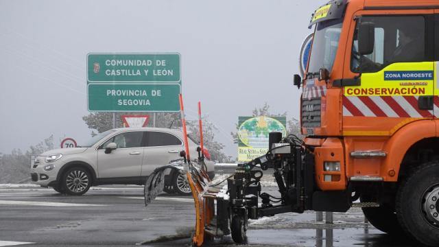 Una máquina quitanieves este viernes en el Puerto de Navacerrada, entre las provincias de Segovia y Madrid.