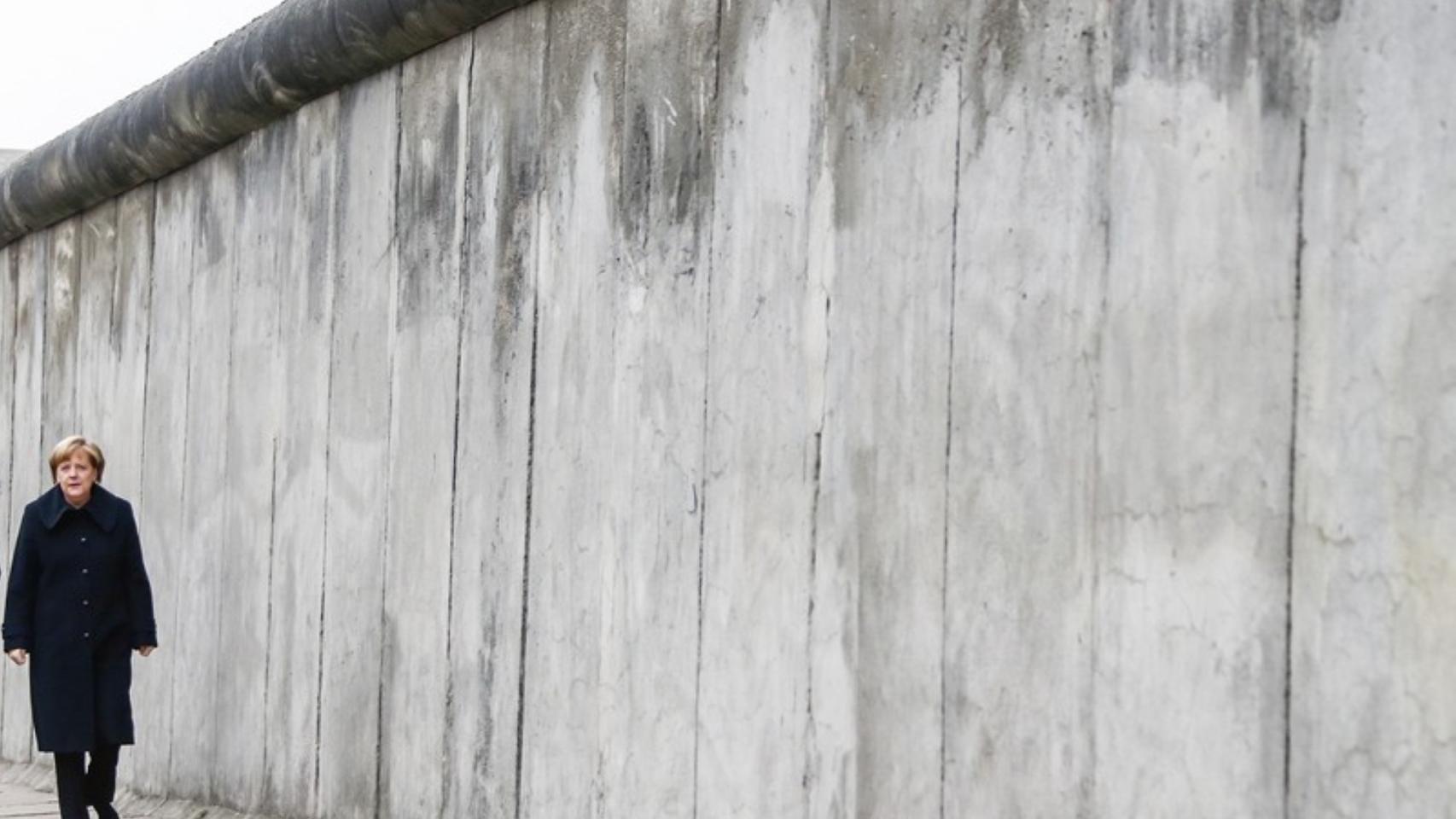 Merkel en el muro de Berlín en una imagen de archivo